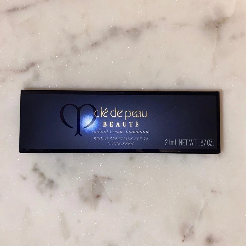 Cle de Peau Radiant Cream Foundation Shade BF20 - Picture 2 of 4